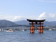 Schreintor von Miyajima gegenüber Hiroshima