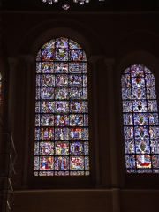 Kirchenfenster in der Kathedrale von Chartres über dem Eingangsportal